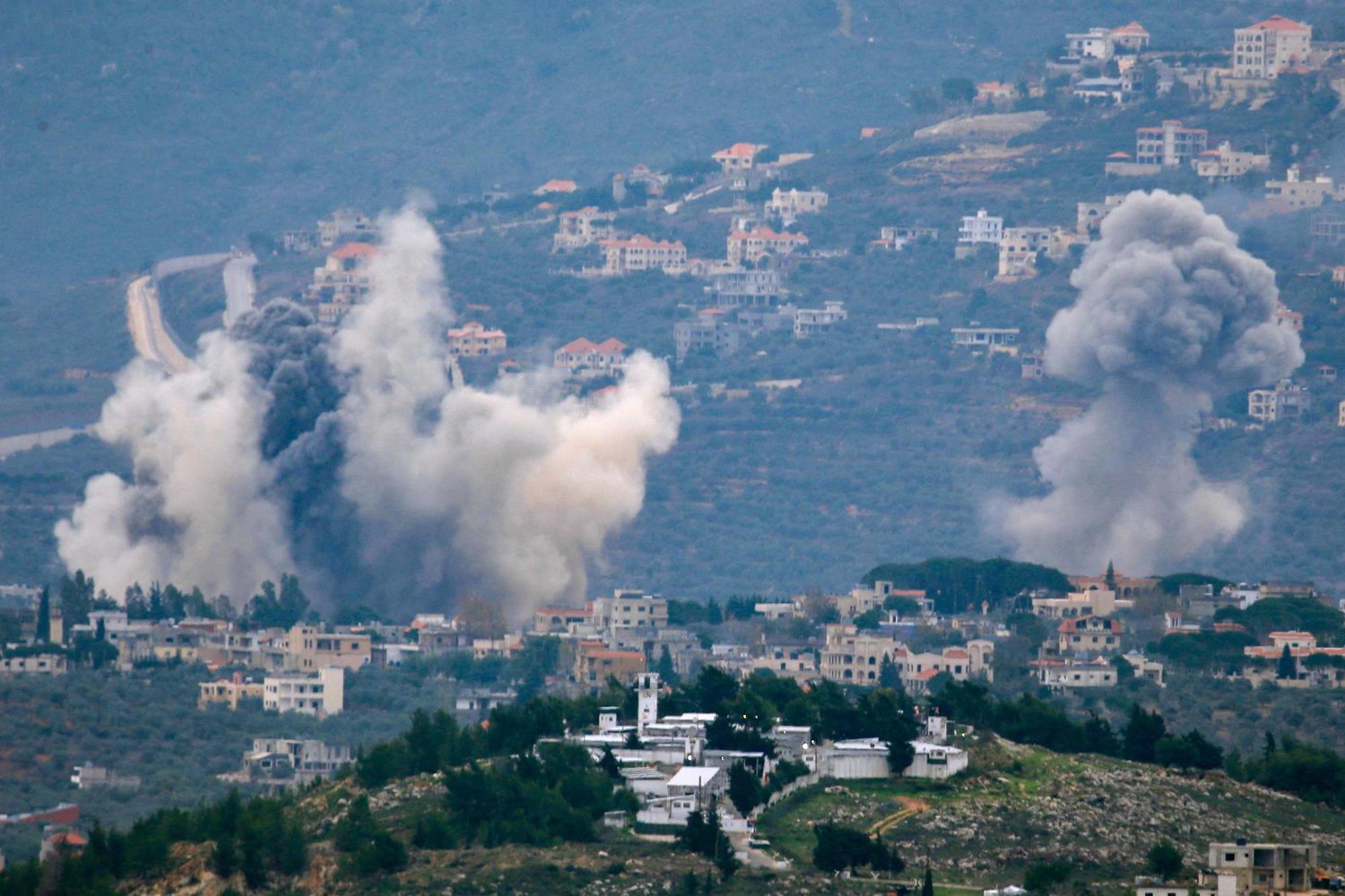 قصف إسرائيلي يستهدف منزلاً في كفركلا ويُحدث دماراً كبيراً