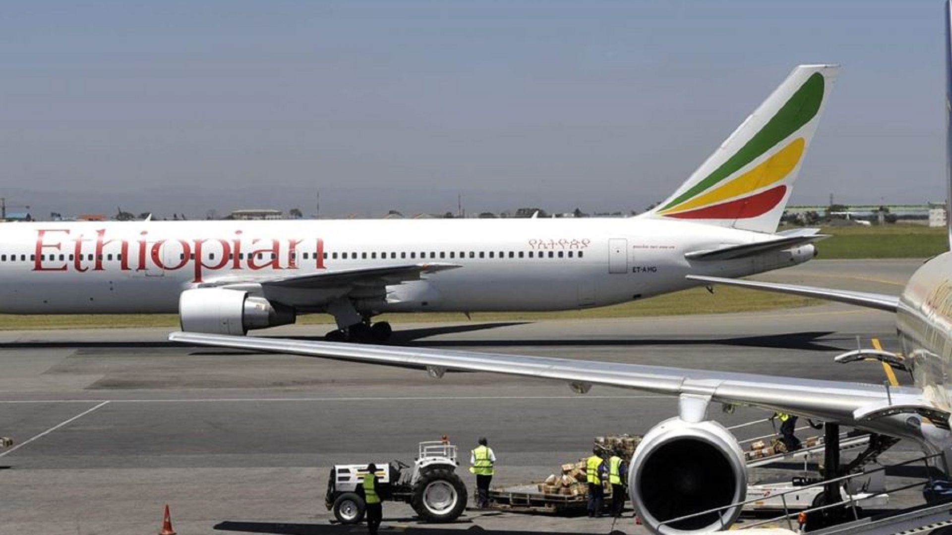 هبوط طائرة إثيوبية تحمل عبارة 