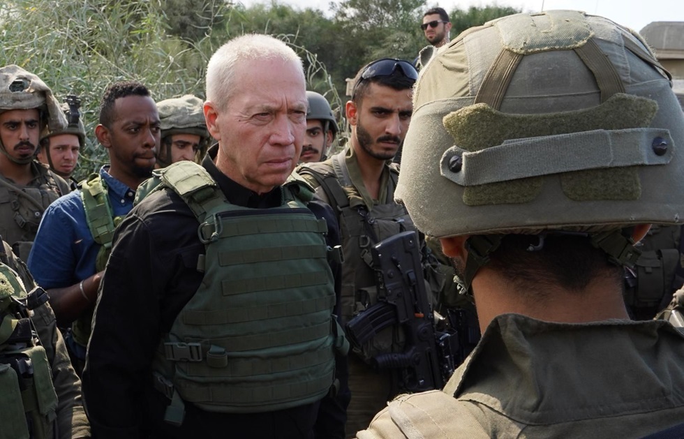  من على الحدود مع لبنان.. وزير الدفاع الإسرائيلي يتوعد!