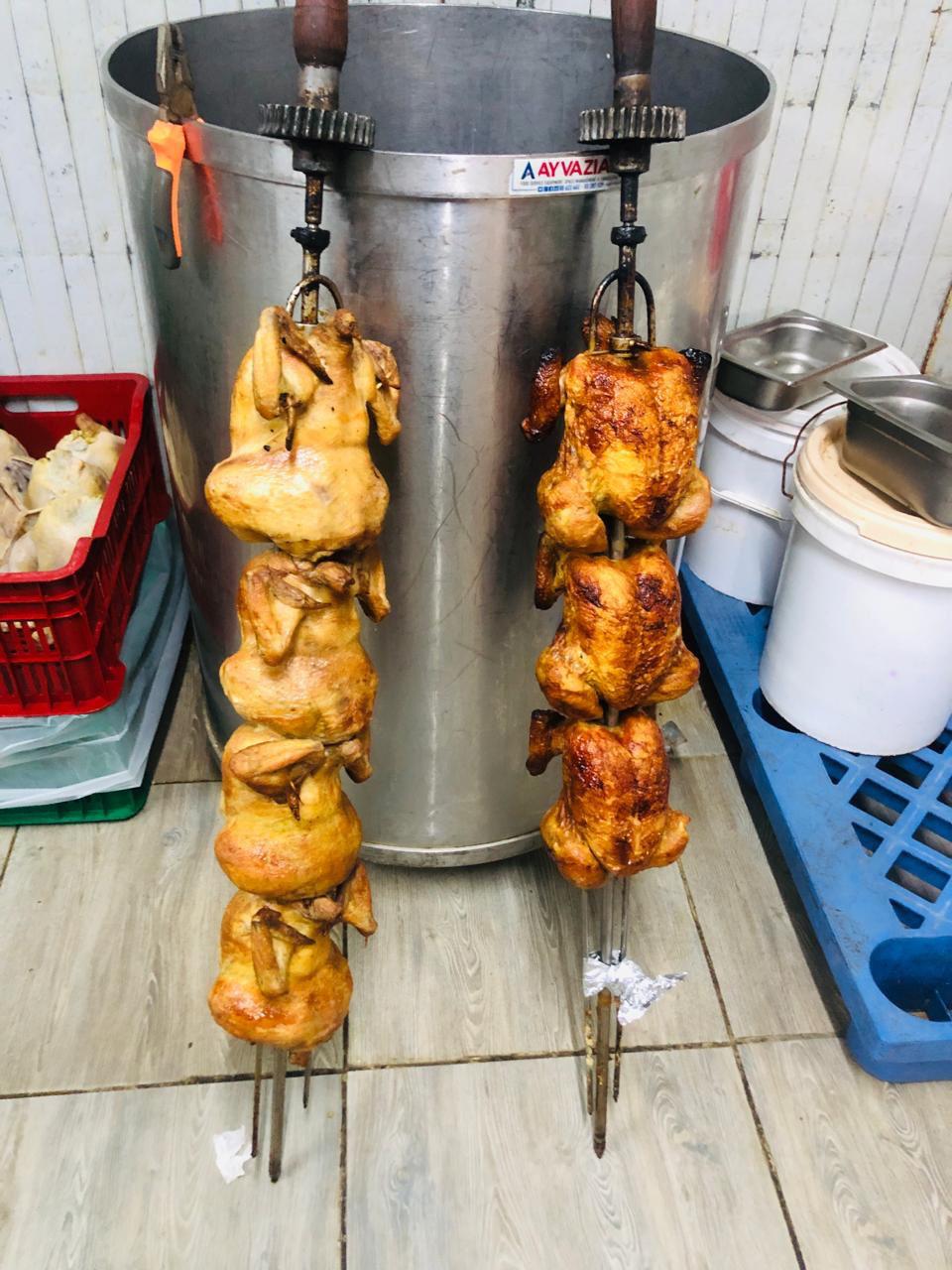 بالصور: صراصير ودجاج غير صالح للأكل.. فضيحة مطعم مشهور في صور