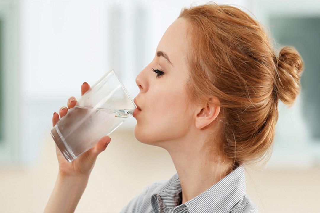 أهمية الماء للحياة: شرب 8 أكواب يومياً قد لا يكون كافياً